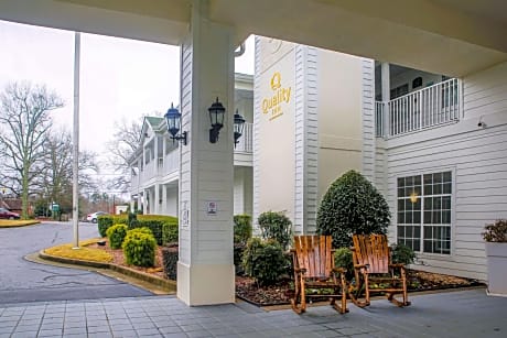 Quality Inn Fayetteville Near Historic Downtown Square