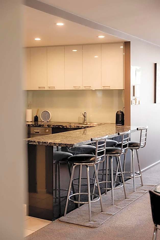 Inner-city 2 bedroom apartment - perfectly located