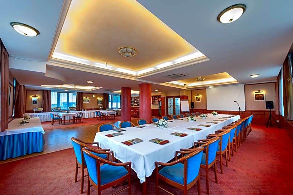 April hotel Panorama