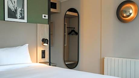 Standard Room - 1 Queen Bed