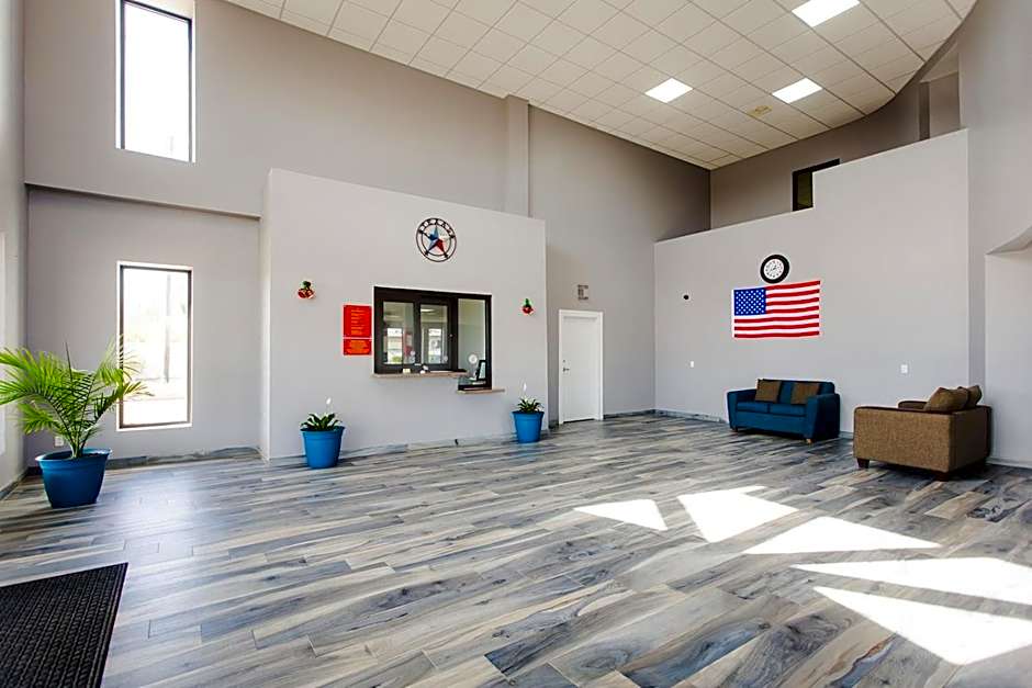 Econo Lodge Inn & Suites