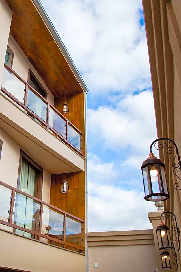 ESPAÇO 250 - Apto mobiliado, 3 quartos, sendo uma suíte, banheiro social, cozinha completa, sala de estar, ar condicionado, tv e internet