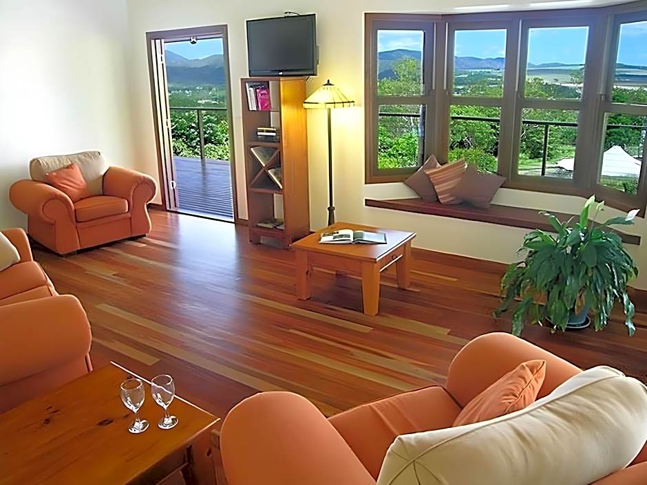 Photo 1 of 9 of Holiday House