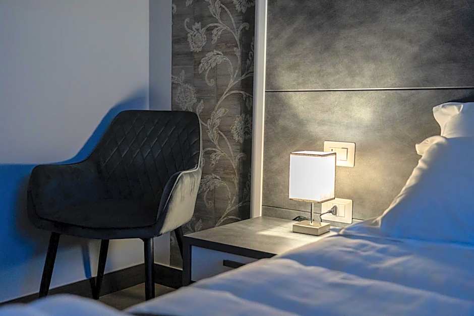 Skyline Rooms & Suites