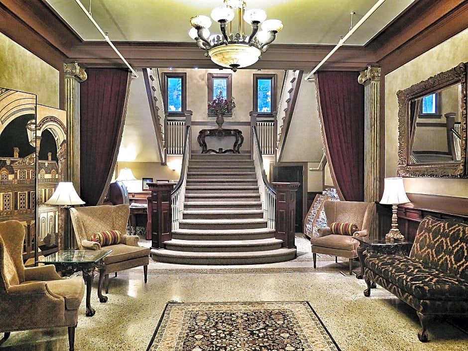 Marqueen Hotel