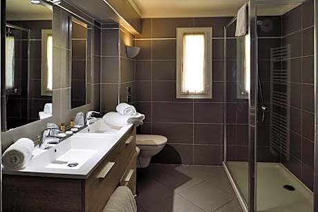 Prestige Queen Suite with Sofa Bed - Non-Smoking