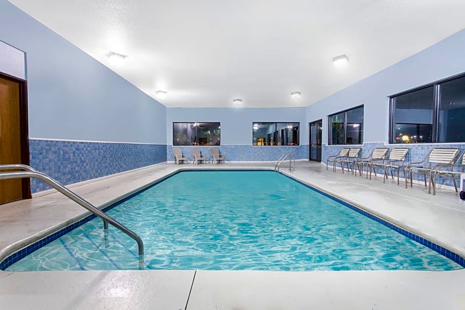 Days Inn & Suites by Wyndham Waterloo