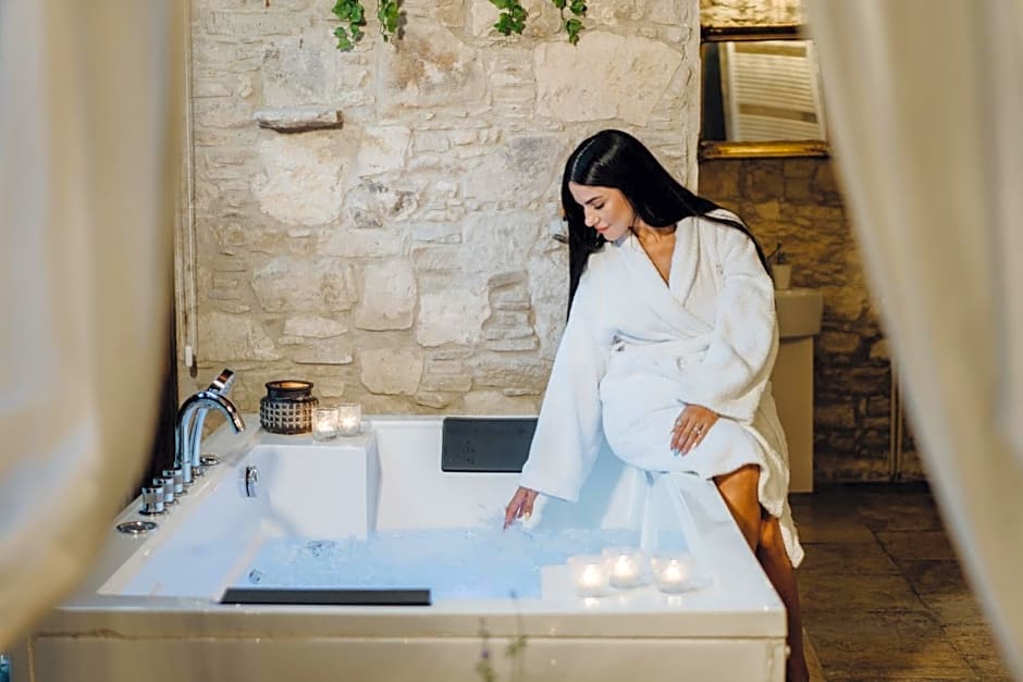 Oinou Strata - Adults Only