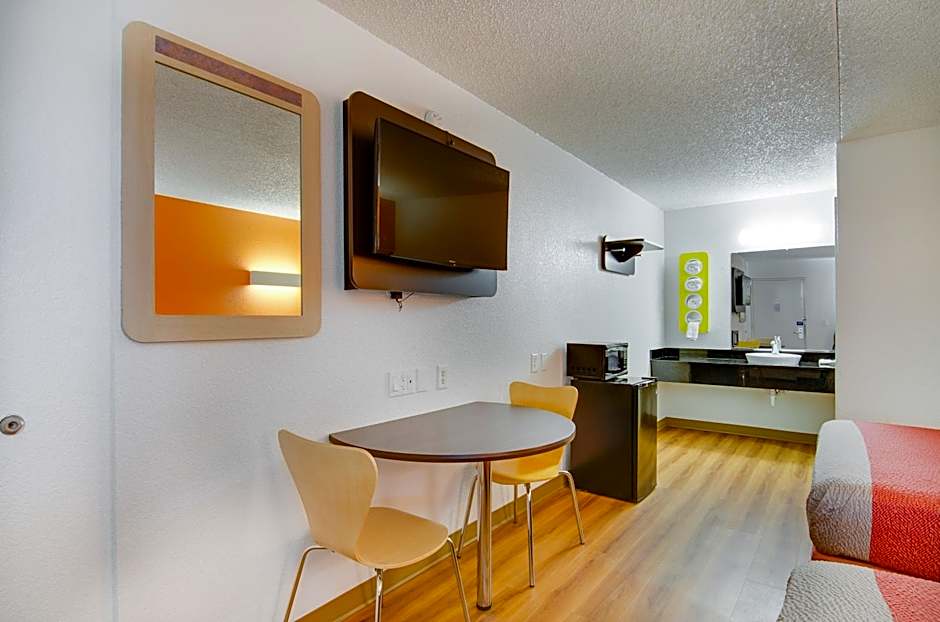 Motel 6-Salina, KS