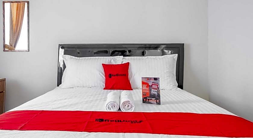RedDoorz near Siloam Karawaci 3