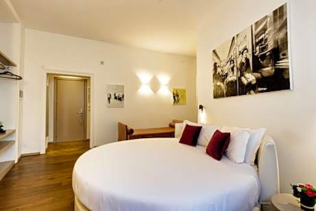 Deluxe Round Bed
