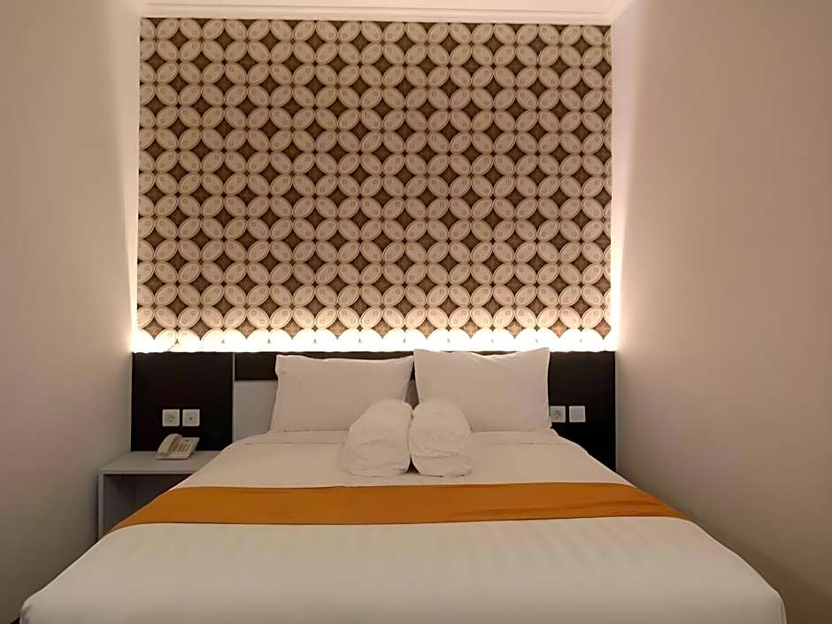 Front One Boutique Tugu Muda Semarang