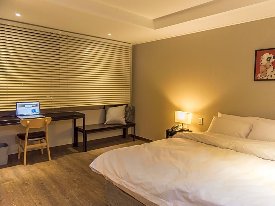 Check Inn Hotel