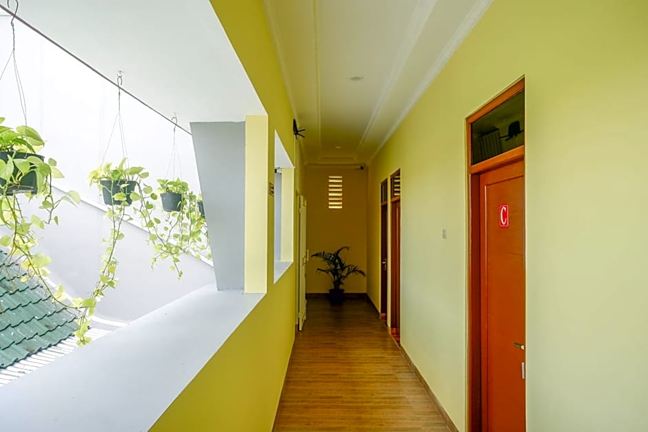 RedDoorz near Rita Supermall Purwokerto 2