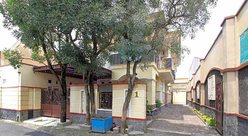 RedDoorz Plus near STIE YKPN