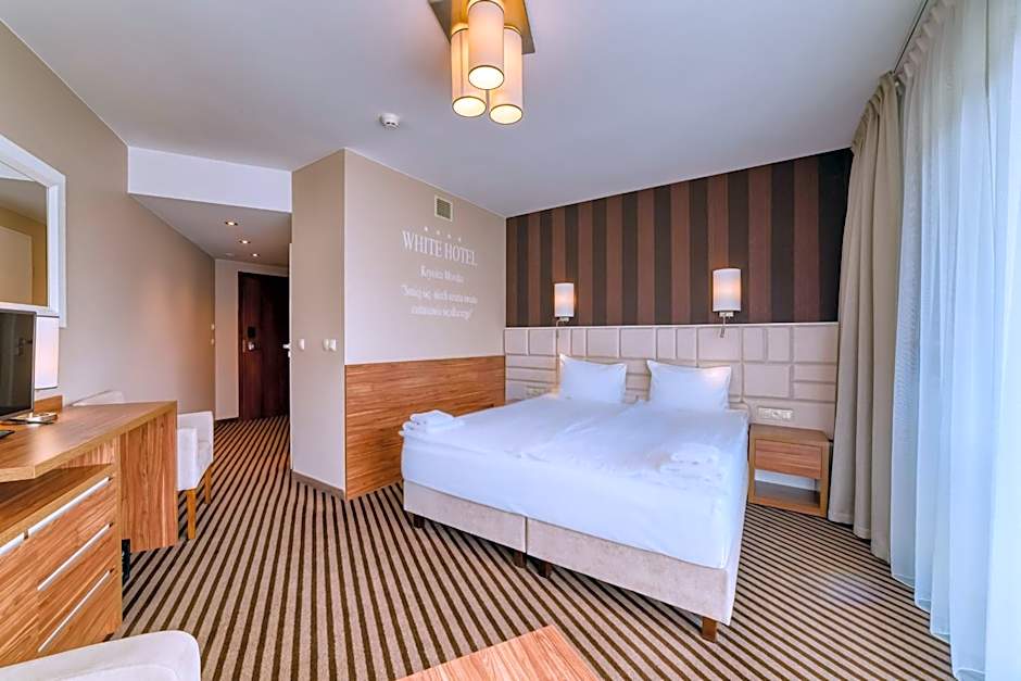 Hotel White