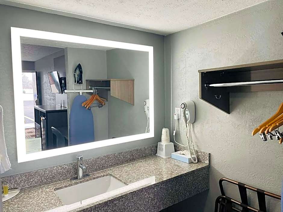 Travelodge by Wyndham Sellersburg / Louisville North