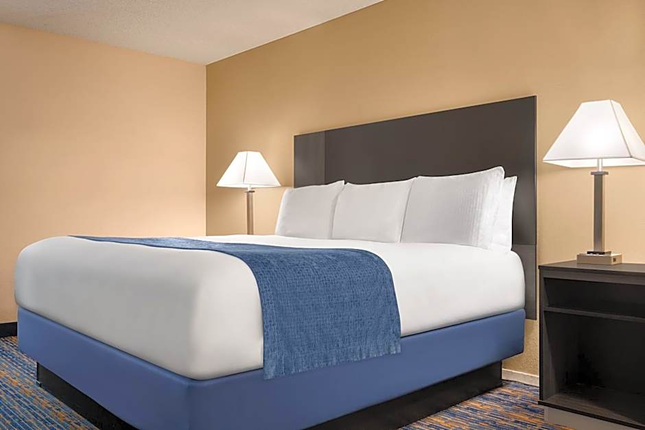 Photo 1 of 3 of 1 Queen Bed, Hearing/Mobility Accessible