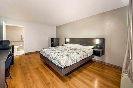 1 King Bed | Micfridge