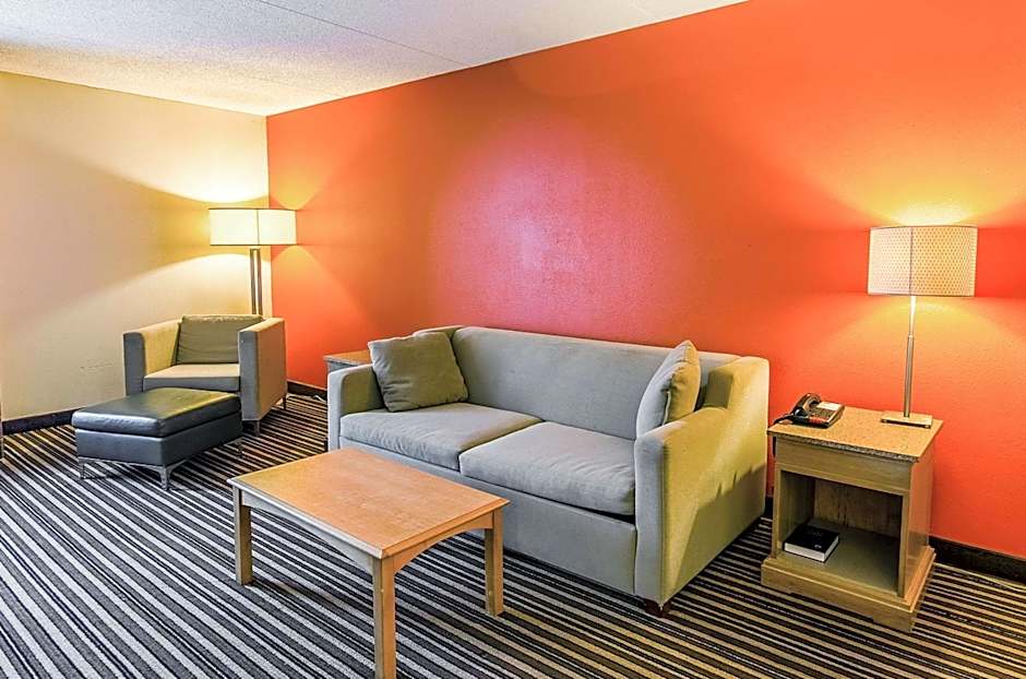 Econo Lodge Inn & Suites