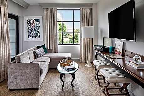 1 bedroom 2 room suite, 1 king, riverfront, balcony