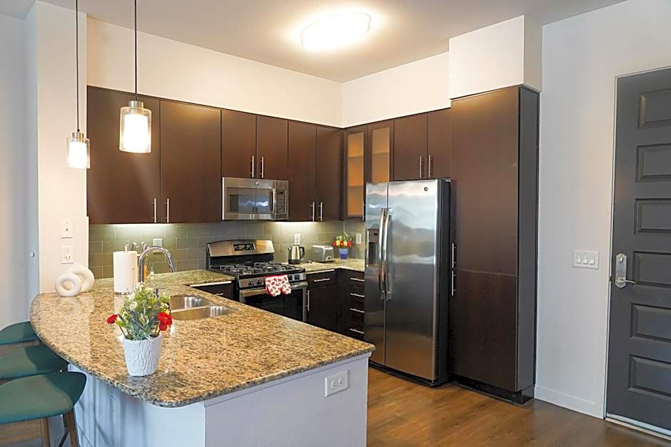 Luxury furnished & Designed 2 Bedroom Part Hotel in Woodland Hills