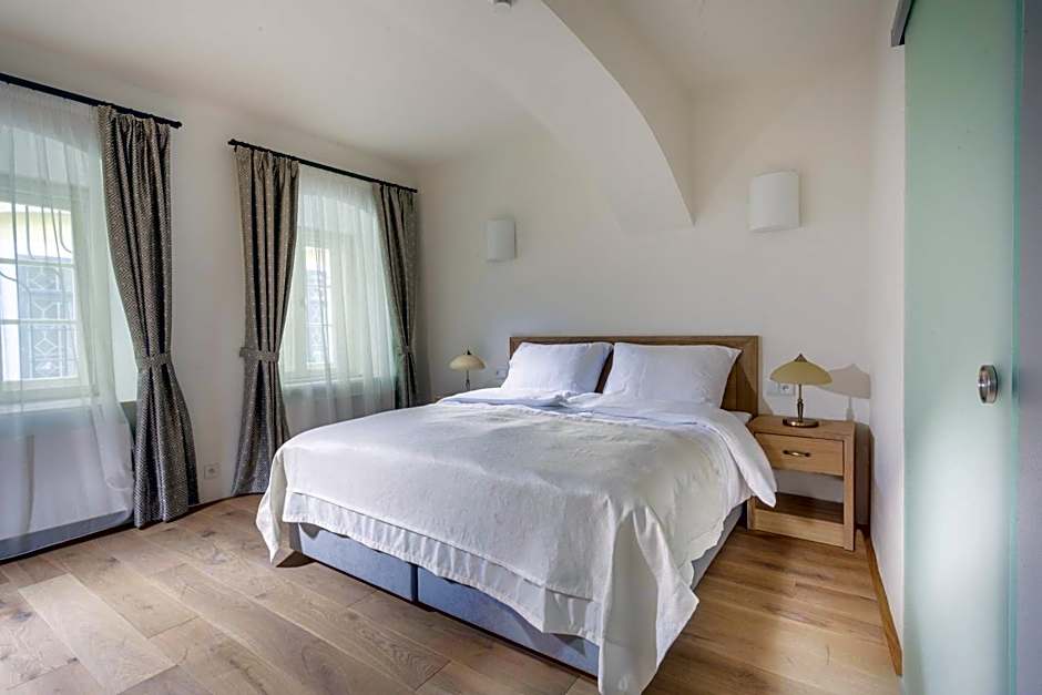 Hotel At the White Lily