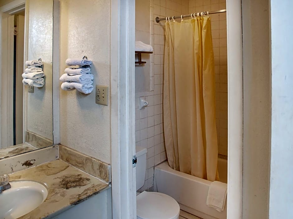 Rest Inn - Extended Stay, I-40 Airport, Wedding & Event Center