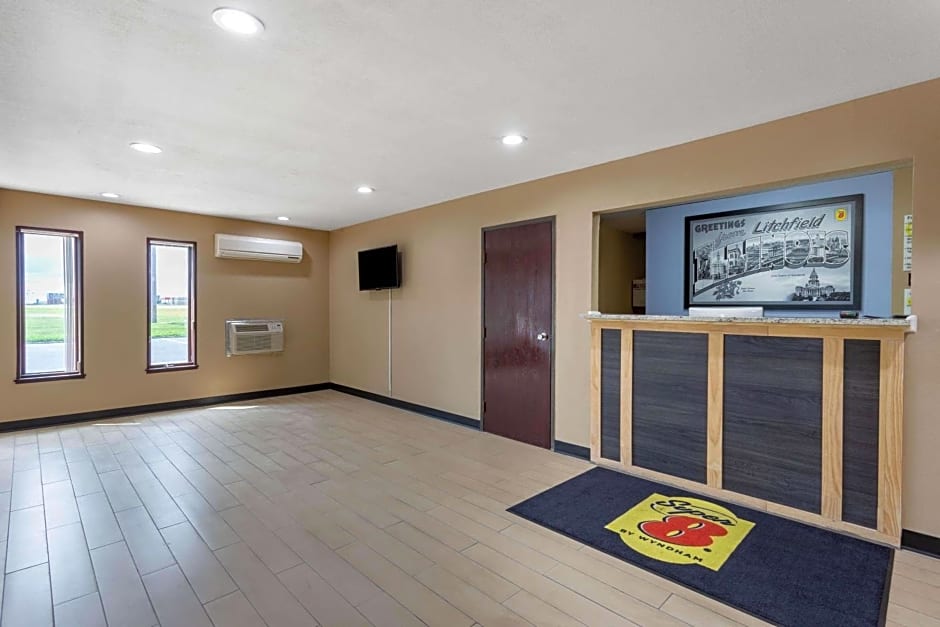 Super 8 by Wyndham Litchfield