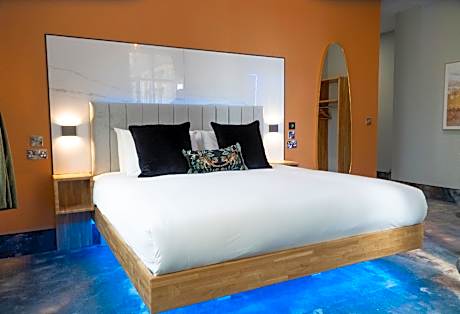 Superior-King-Ensuite with Shower-City view