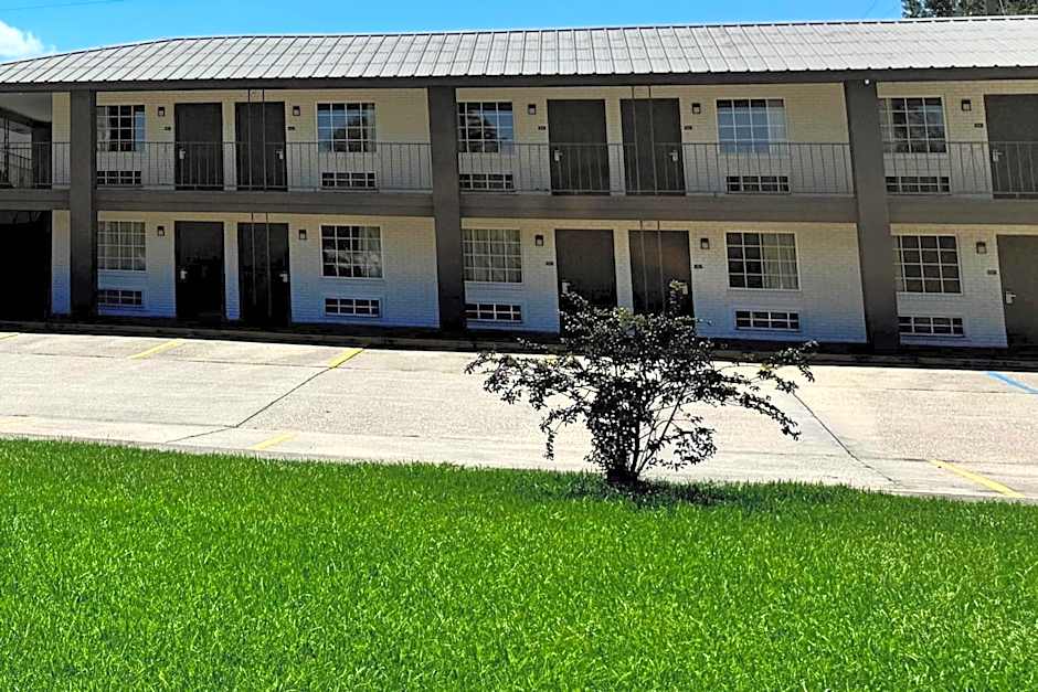 Super 8 by Wyndham Picayune