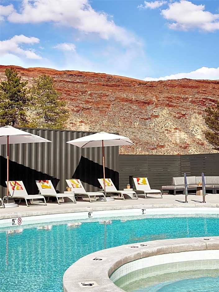 Slackline Moab, Outset Collection by Hilton