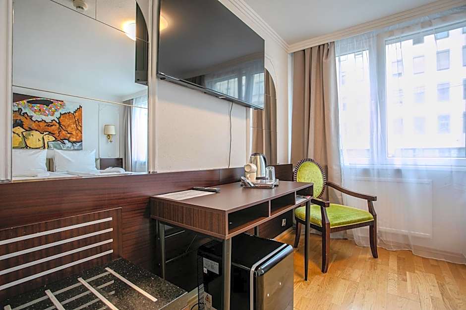 Hotel Attaché