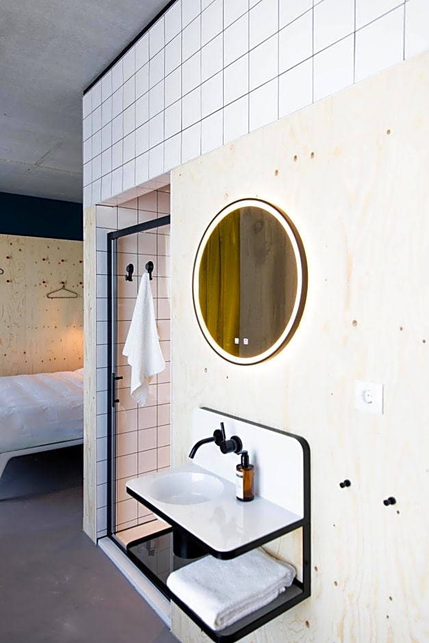 hotel Moloko -just a room- sleep&shower-digital key by SMS