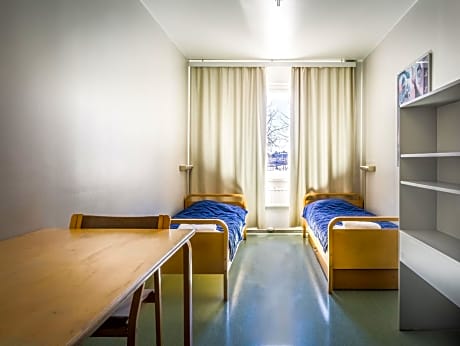 Budget Twin Room with Shared Bathroom