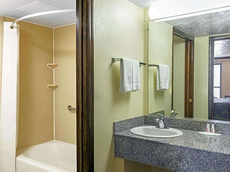 Super 8 by Wyndham Enid