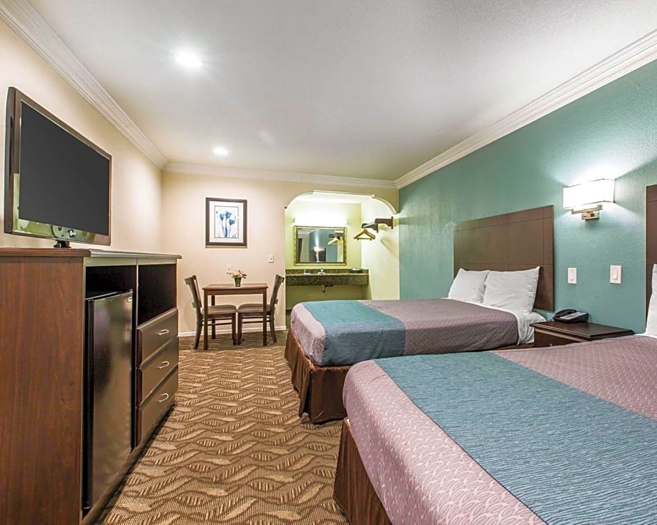 Rodeway Inn & Suites