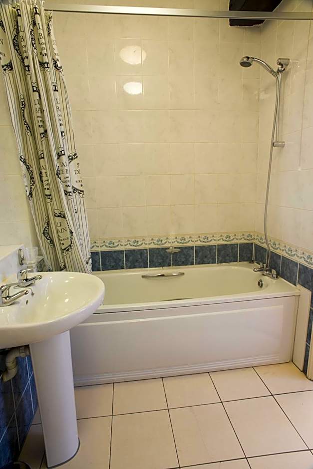 The New Inn by Roomsbooked