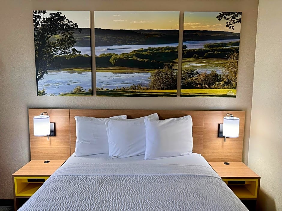 Days Inn & Suites by Wyndham Kaukauna WI