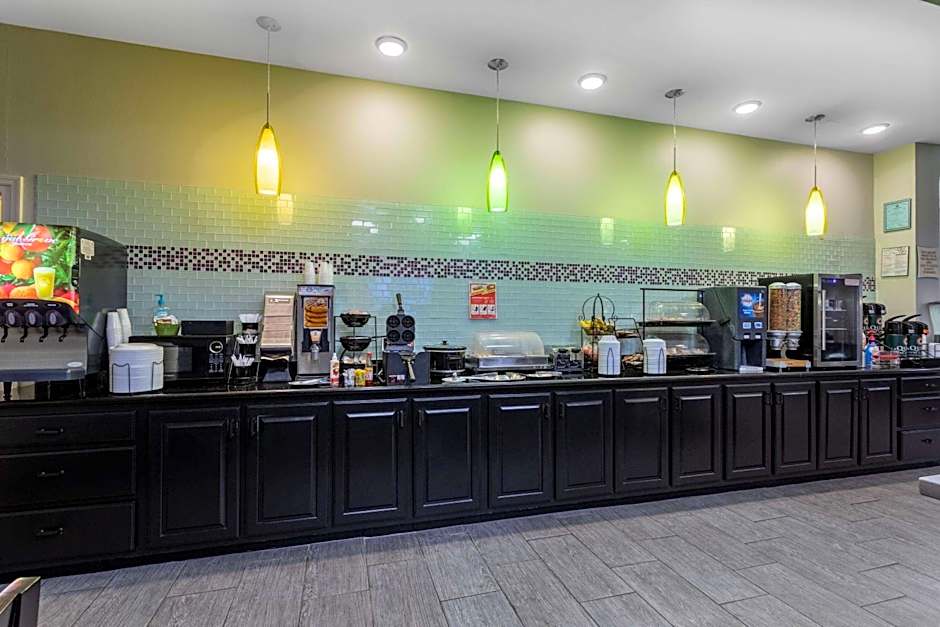 La Quinta Inn & Suites by Wyndham Huntsville Airport Madison