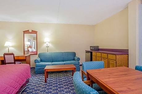 Studio Suite with Three Double Beds - Non-Smoking