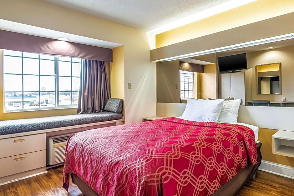 Econo Lodge Inn & Suites Evansville