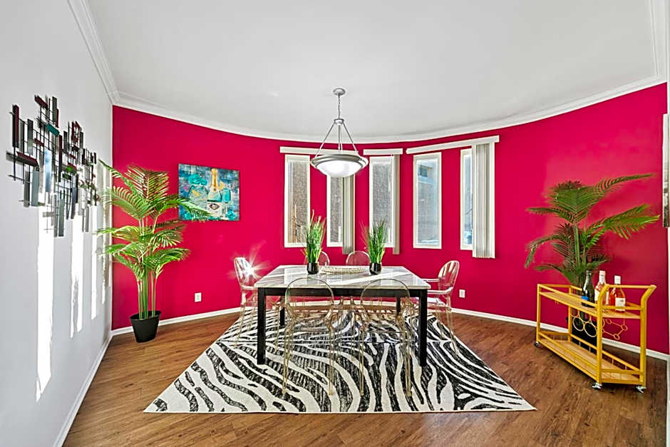 Beverly Hills Chic 2 bed 2bath with Patio and Parking 309