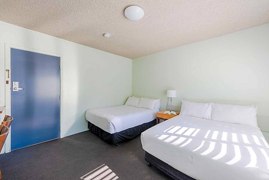 Foto 1 dari 4 — Budget 2 Double Beds