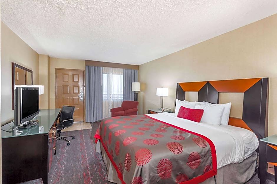 Photo 1 of 10 of 1 King Bed, Bay View, Mid Floor
