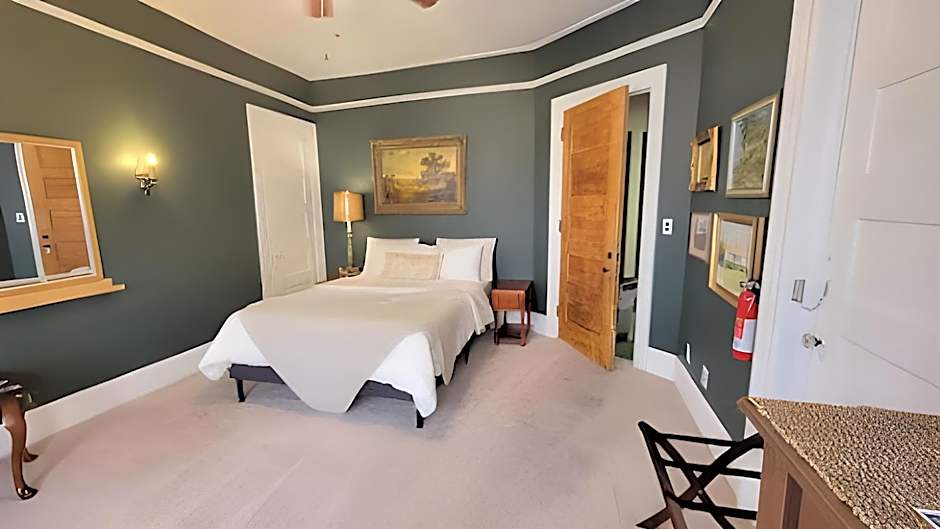 The Kings Throne Inn and Guest House