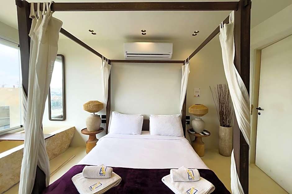 The Pyramids Horizon Studio w Bathtub