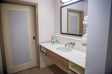 2 Queens Mobility Access W/tub Nonsmoking