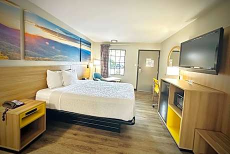 Queen Room with Roll-In Shower - Mobility Accessible/Non-Smoking