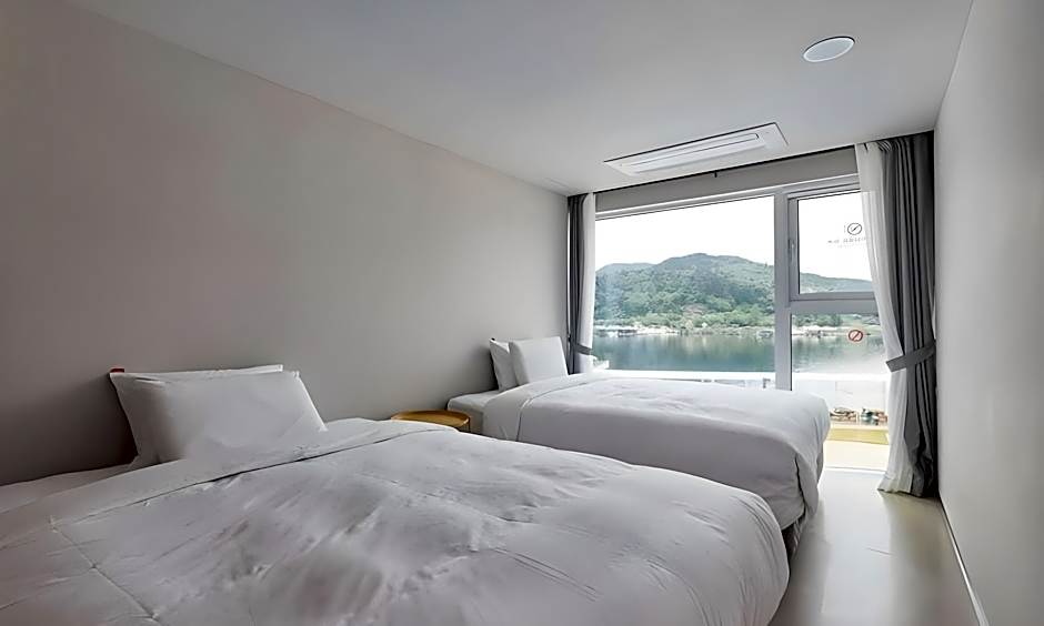 Parotia waterhouse hotel